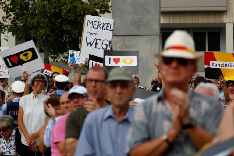 Αγριο γιουχάρισμα έφαγε η Μέρκελ σε προεκλογική συγκέντρωση (εικόνες, βίντεο)